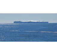 Un grand iceberg tabulaire au large de la Terre Adélie